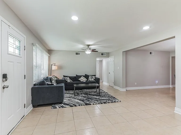105 Water Dr — Photo 5
