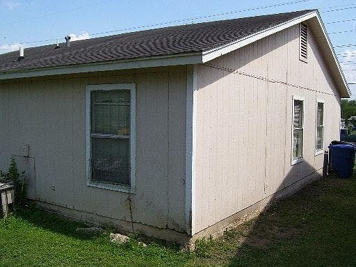 4th image of 627 I St APT 2