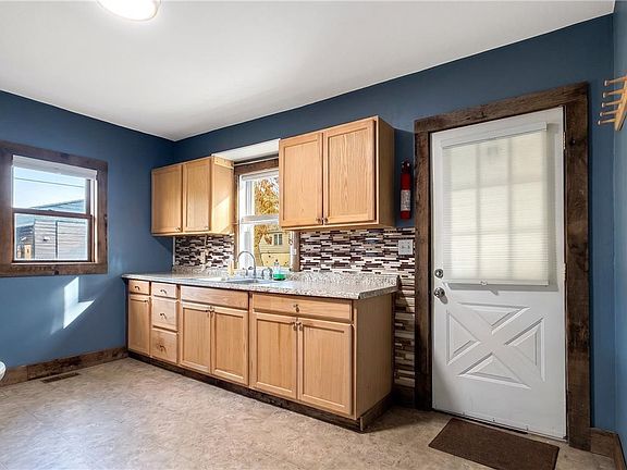 6th image of 701 E 4th St