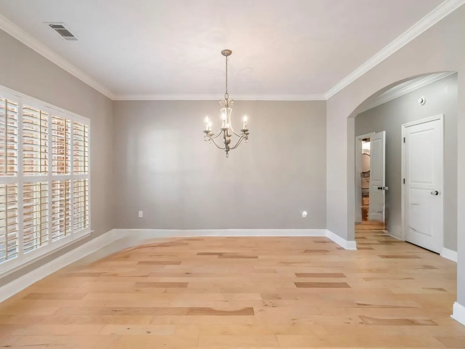5 bed, 2.5 bath, 3000 sqft, $3,400 — Photo 3