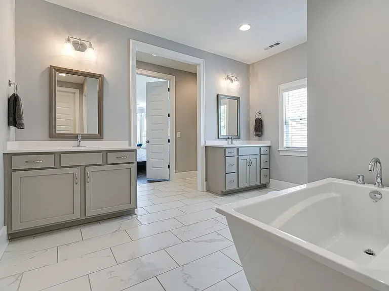 Master Bathroom (First Floor)