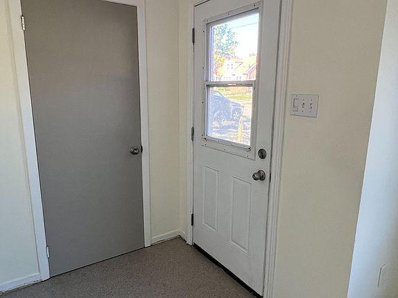 4th image of 196 Owen St