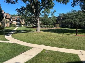 9416 Bay Colony Dr, Des Plaines, IL