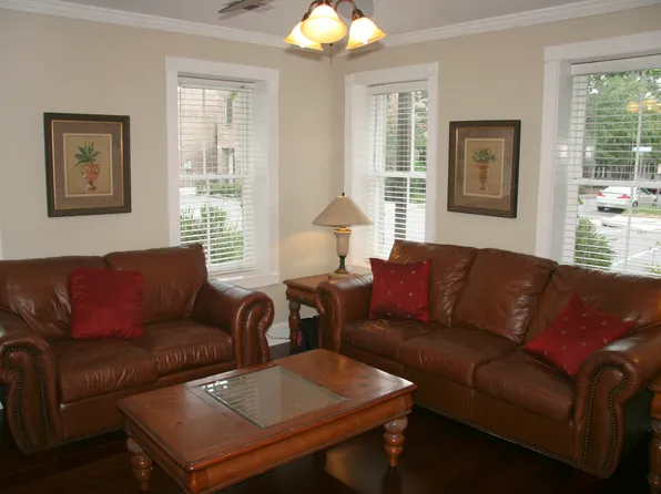 215 W Huntingdon St, Savannah, GA 31401