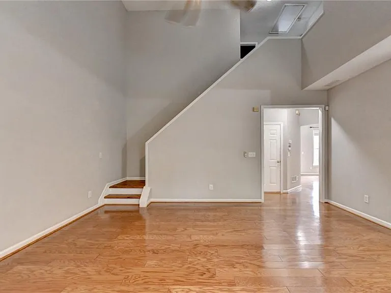 565 Alstonefield Dr — Photo 22