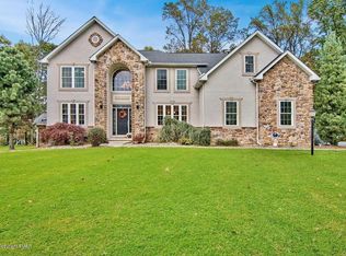 3987 Hunsicker Dr, Walnutport, PA 18088