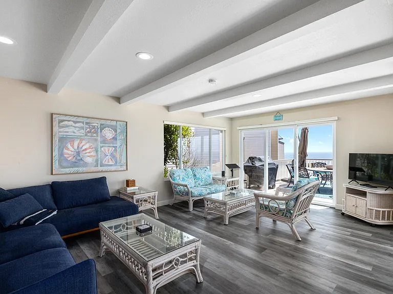 2124 W Cliff Dr — Photo 2