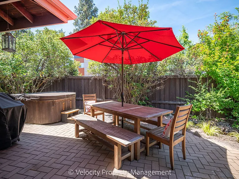 1374 NW Kingston Ave — Photo 36