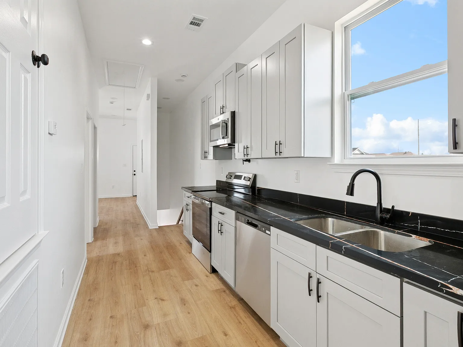 2 bed, 1.5 bath, 900 sqft, $1,626 — Photo 3