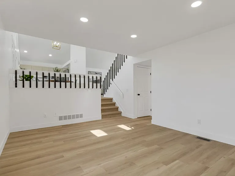 1260 Ascot Ave — Photo 14