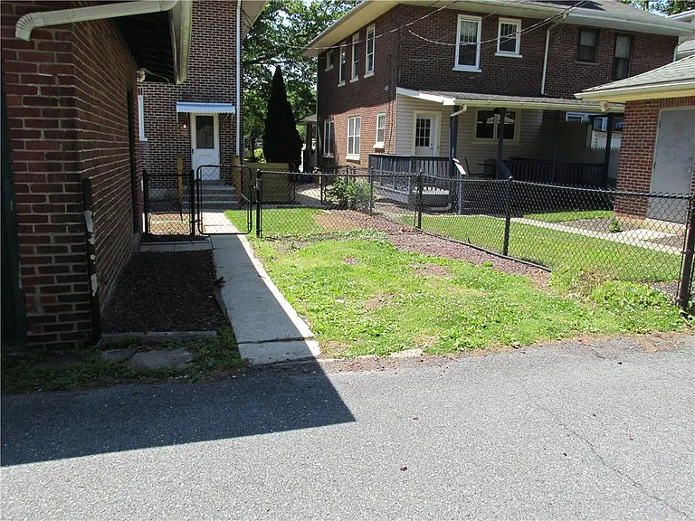 1136 N New St — Photo 21