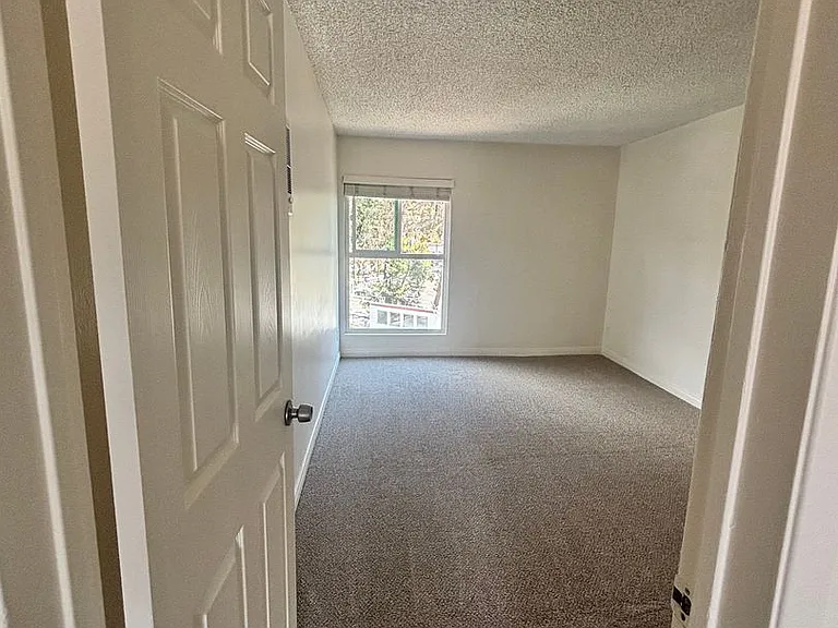 University Terrace Apartments — Photo 31