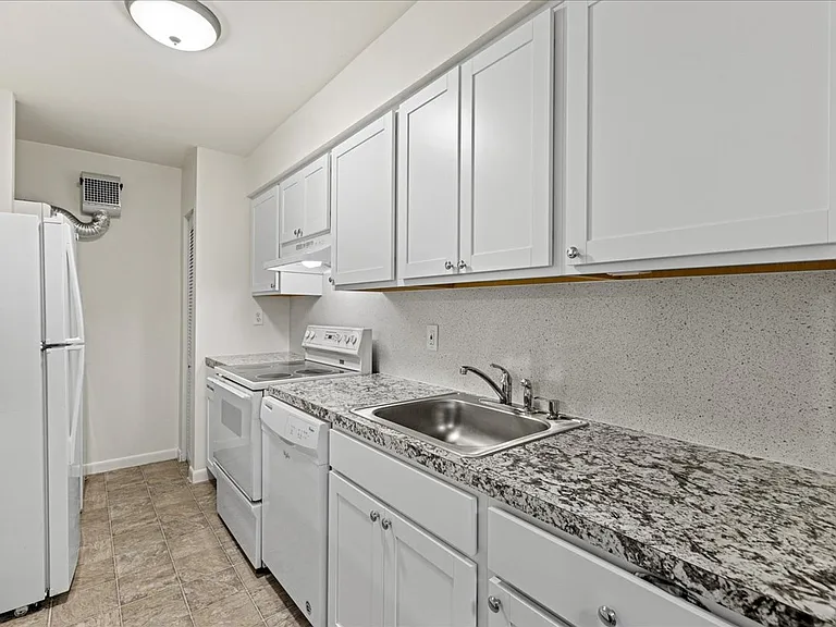 703 Camelback Ct — Photo 16