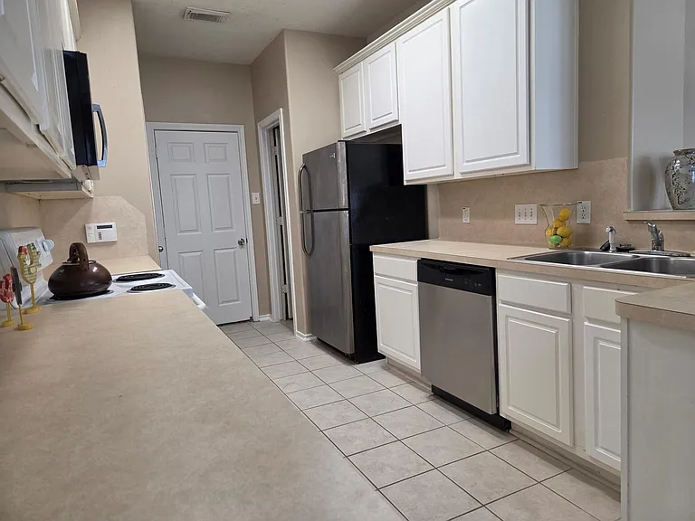 2811 Hackamore Hollow Ln — Photo 3