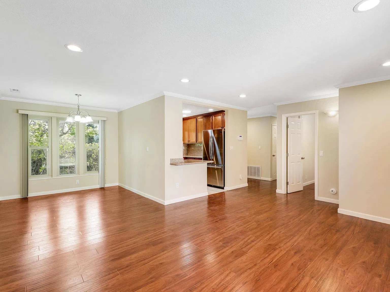 3 bed, 1275 sqft, $3,599 — Photo 3