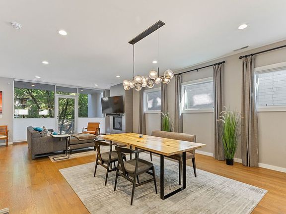 4th image of 2330 N Leavitt St #2S