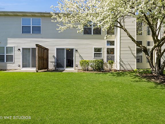2nd image of 905 Waterford Ln