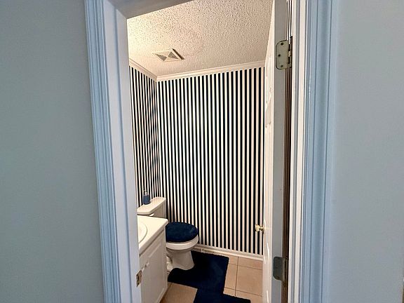 4th image of 212 Stonybrook Cir