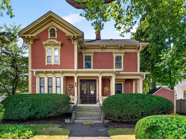 122 W Wyoming Ave #C, Melrose, MA 02176