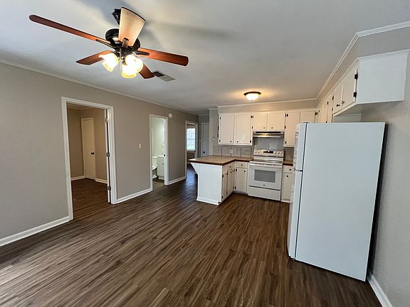 3rd image of 806 Maxwell Dr #1
