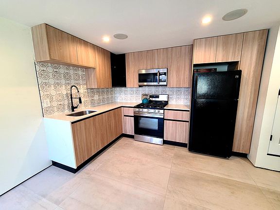 4th image of 23003 Gainford St