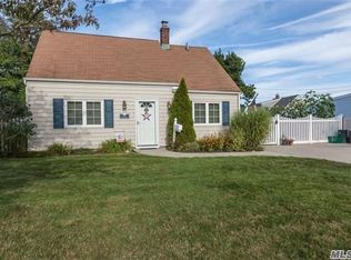 39 Slate Ln, Levittown, NY