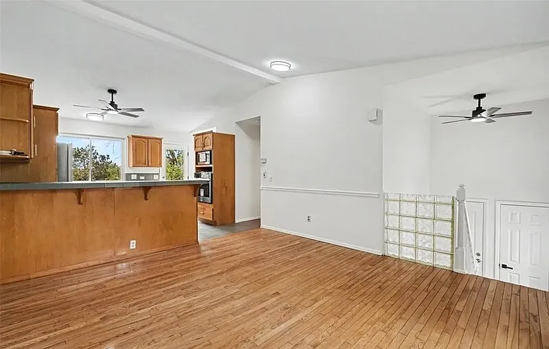 3 bed, 1.5 bath, 1150 sqft, $2,100 — Photo 3