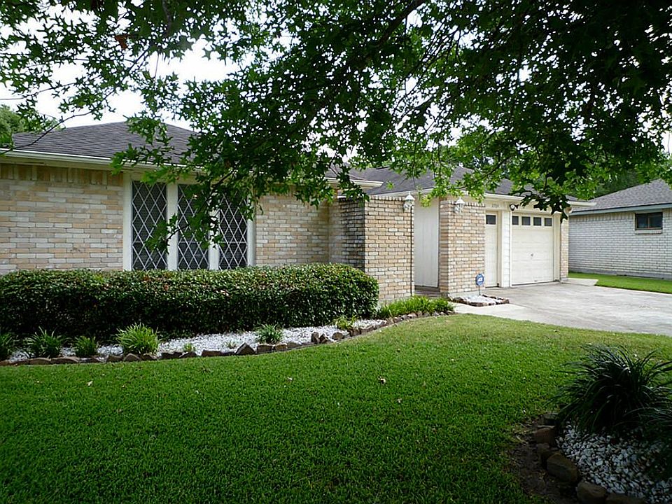 View of front of home.
