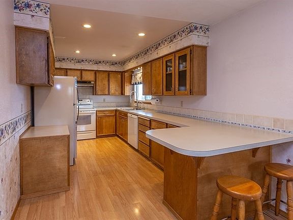 5th image of 215 N Center St