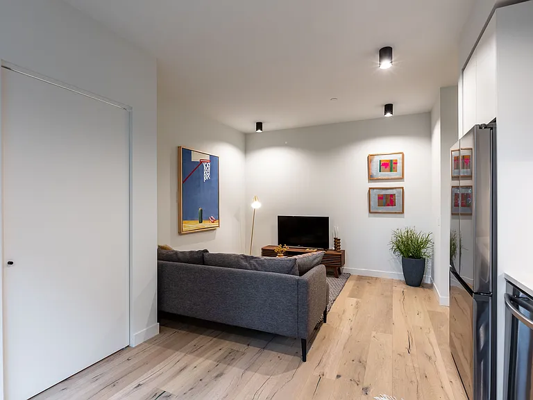 1712 Oak #203 (former model unit)