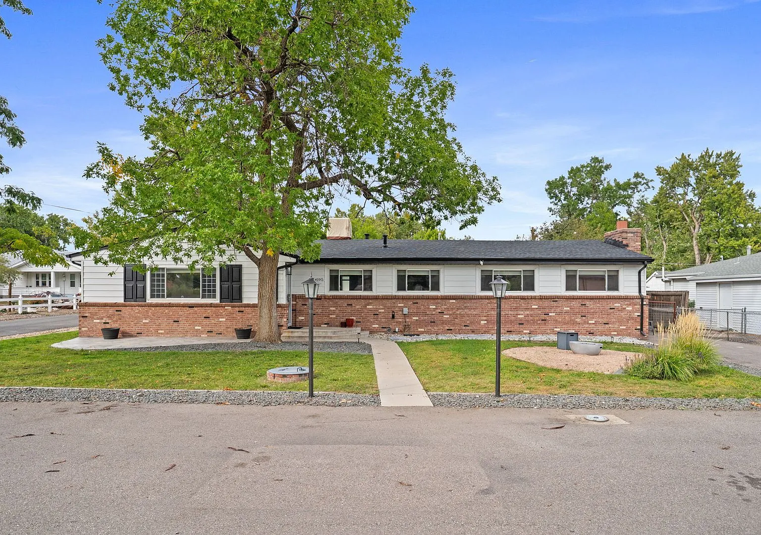 Spacious 5-Bedroom Home With Mountain Views In Golden- Utilities Included — Photo 2