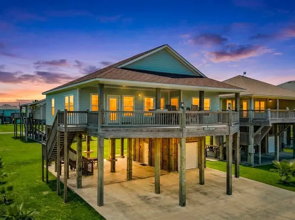853 Wommack Dr, Crystal Beach, TX 77650