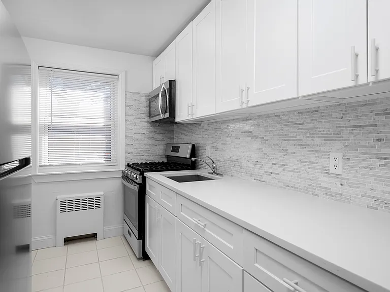 Crestwood Lake Apartments — Photo 69