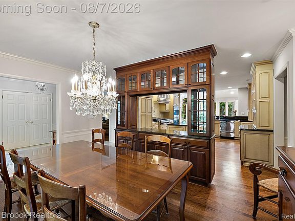 4th image of 645 Lone Pine Rd