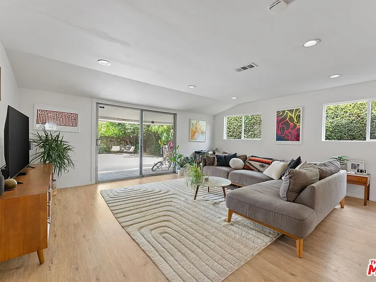 5211 Allott Ave — Photo 5