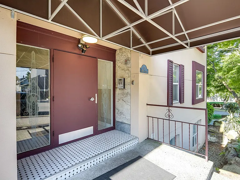 Queen Anne Court — Photo 2