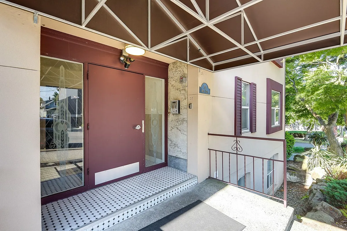 Building Photo - Queen Anne Court
