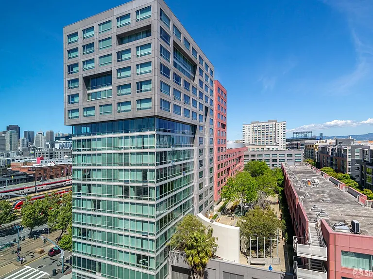 300 Berry St #907 — Photo 4