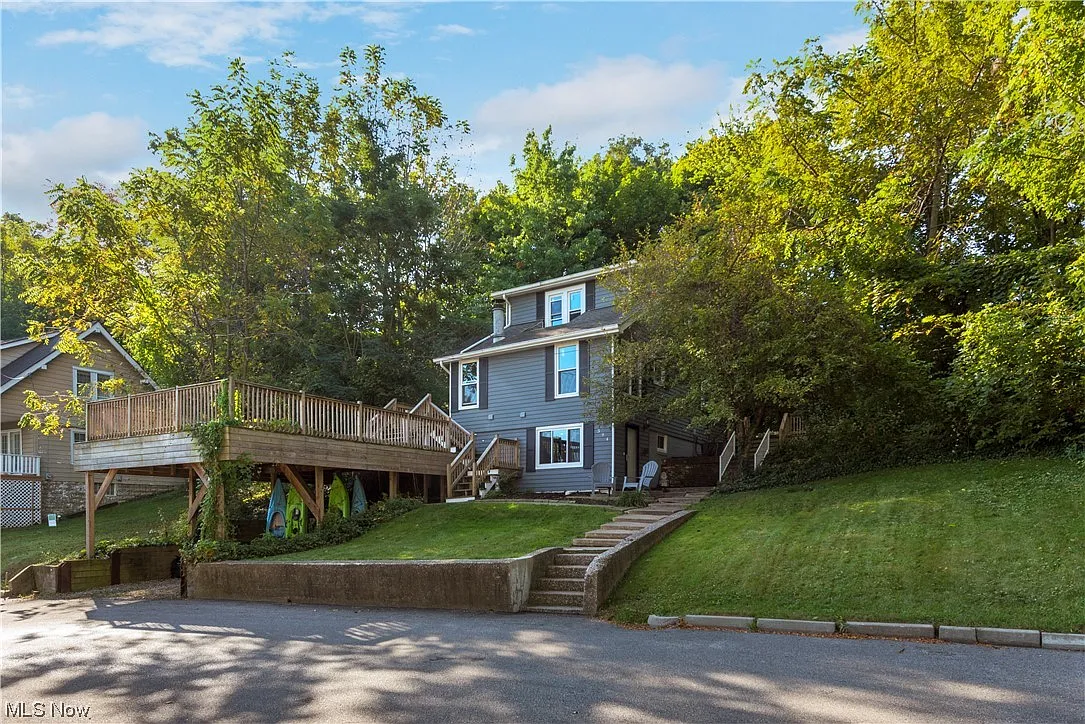 394 Riverdale Dr photo 1