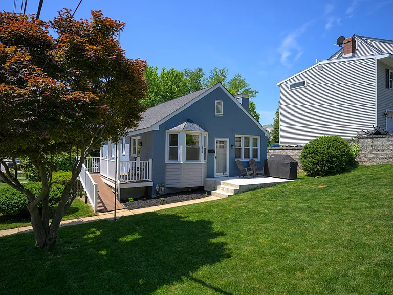 2518 Franklin Ave — Photo 1