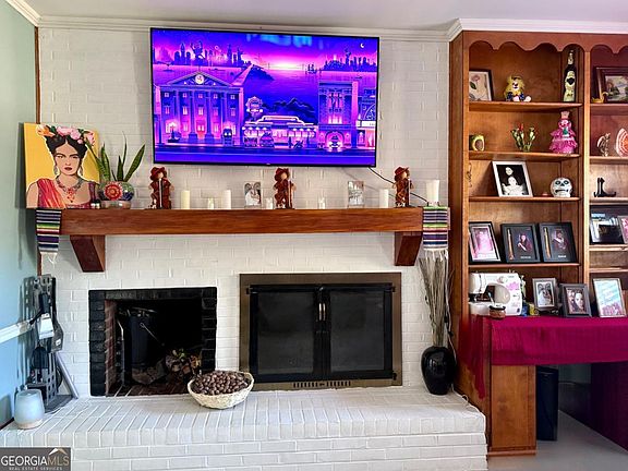 4th image of 824 E 3rd Ave