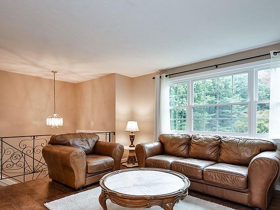 5th image of 33 Ticonderoga Ln