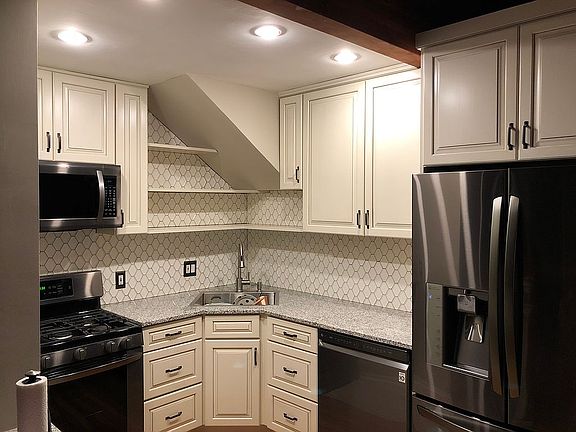 5th image of 1135 W Drummond Pl #5B