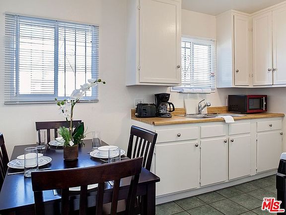 3rd image of 425 Westminster Ave