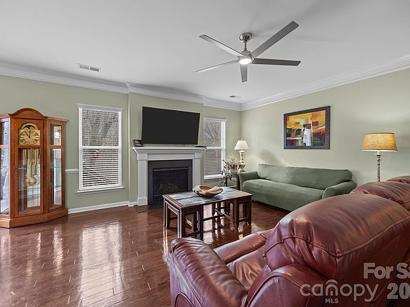 2nd image of 112 E Heart Pine Ln