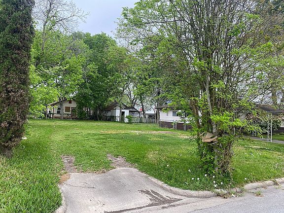 3rd image of 802 E Adoue St