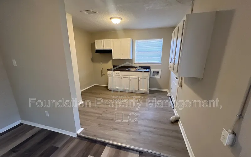 3 bed, 1.0 bath, 874 sqft, $950 — Photo 4