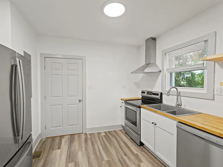 902 E Bolton St #A — Photo 35