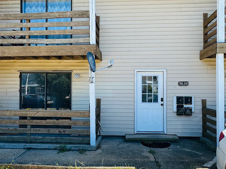 9634 Elnora St #B — Photo 5