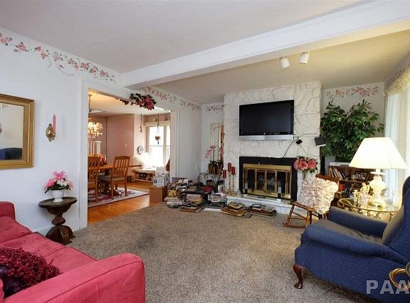 3rd image of 1102 E Hines Ave